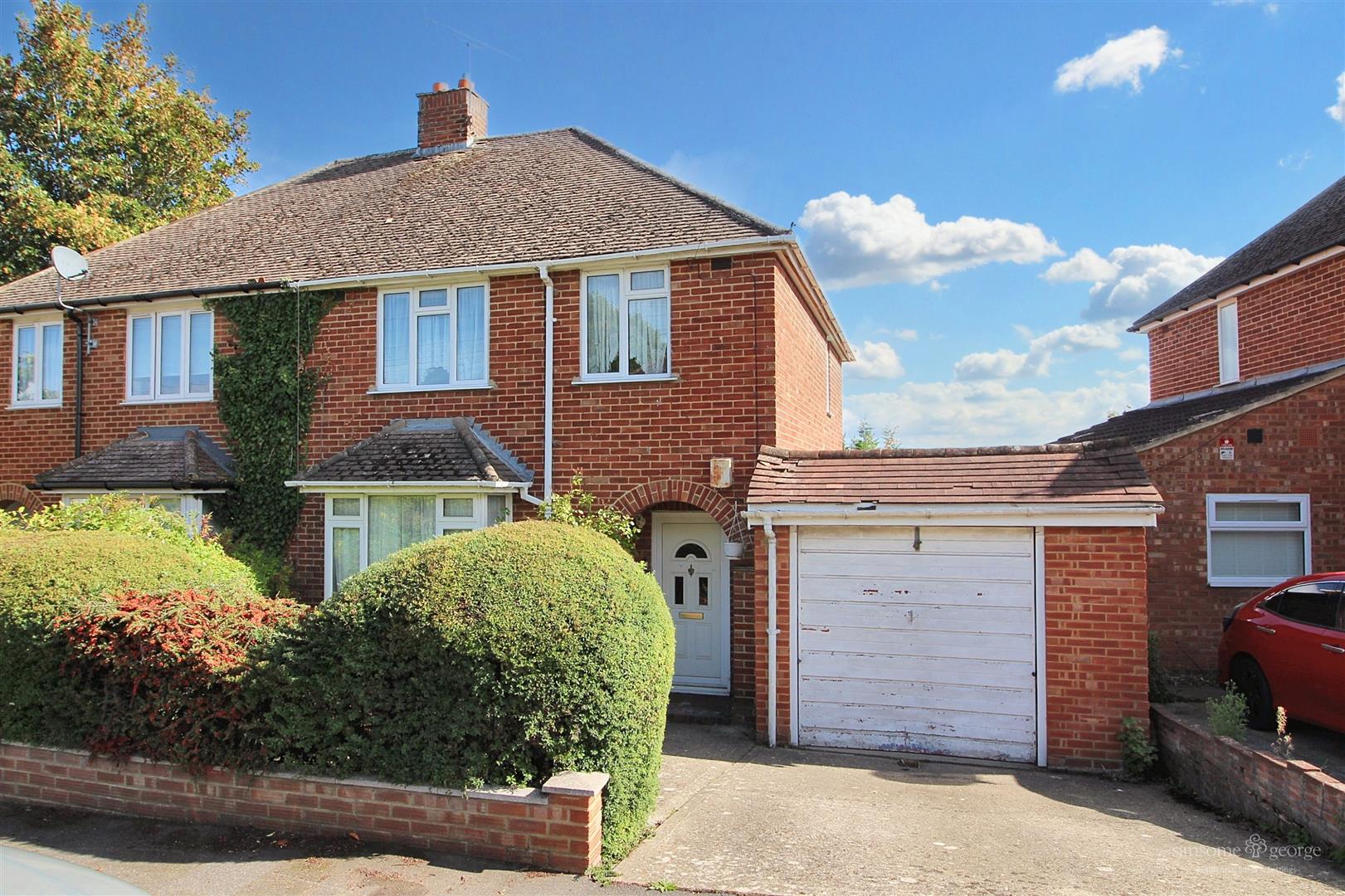 3 bed property in Links Drive, Reading